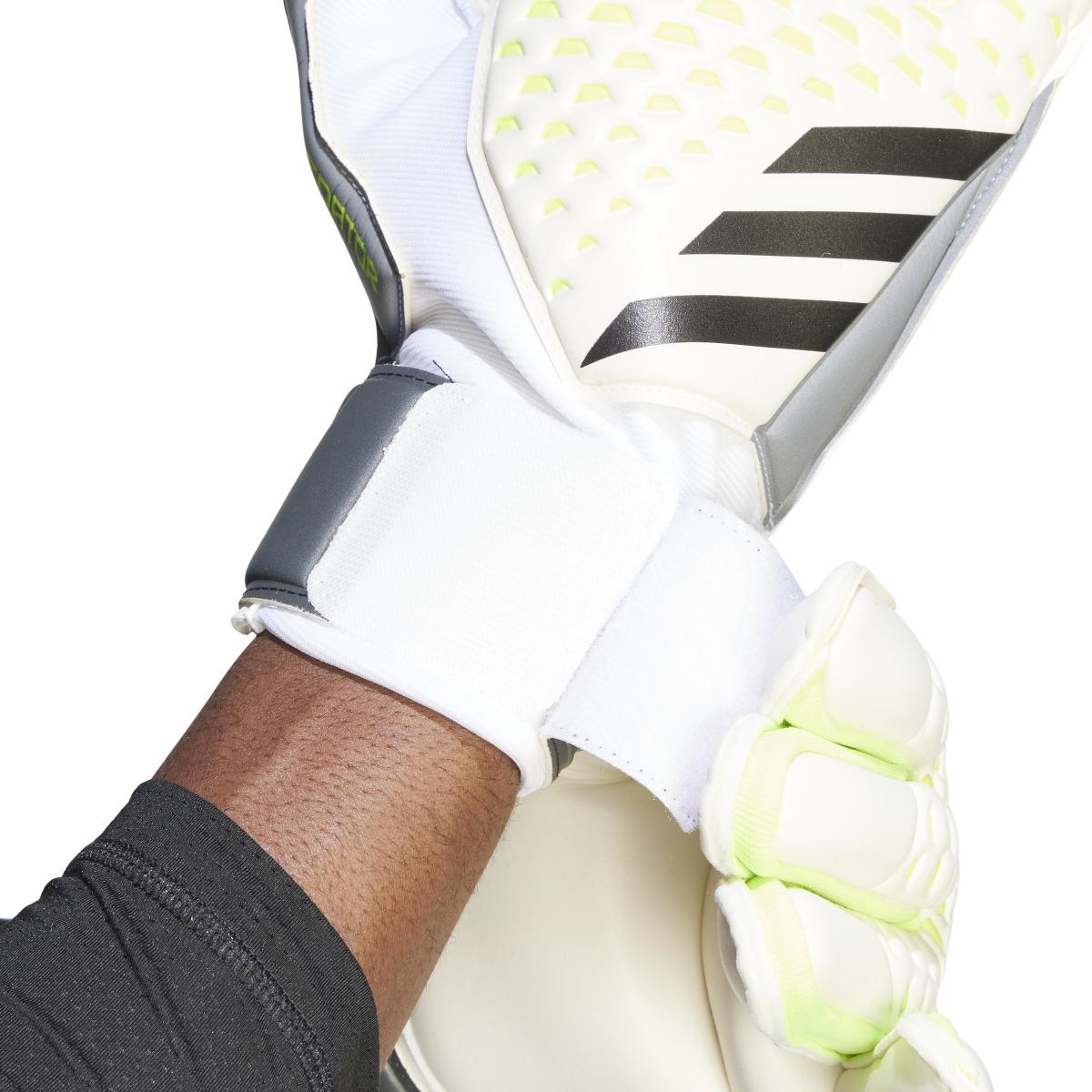 product/2/0/2025_09_adidas_ia0875_2_hardware_on_model_detail_view_1_white.jpg