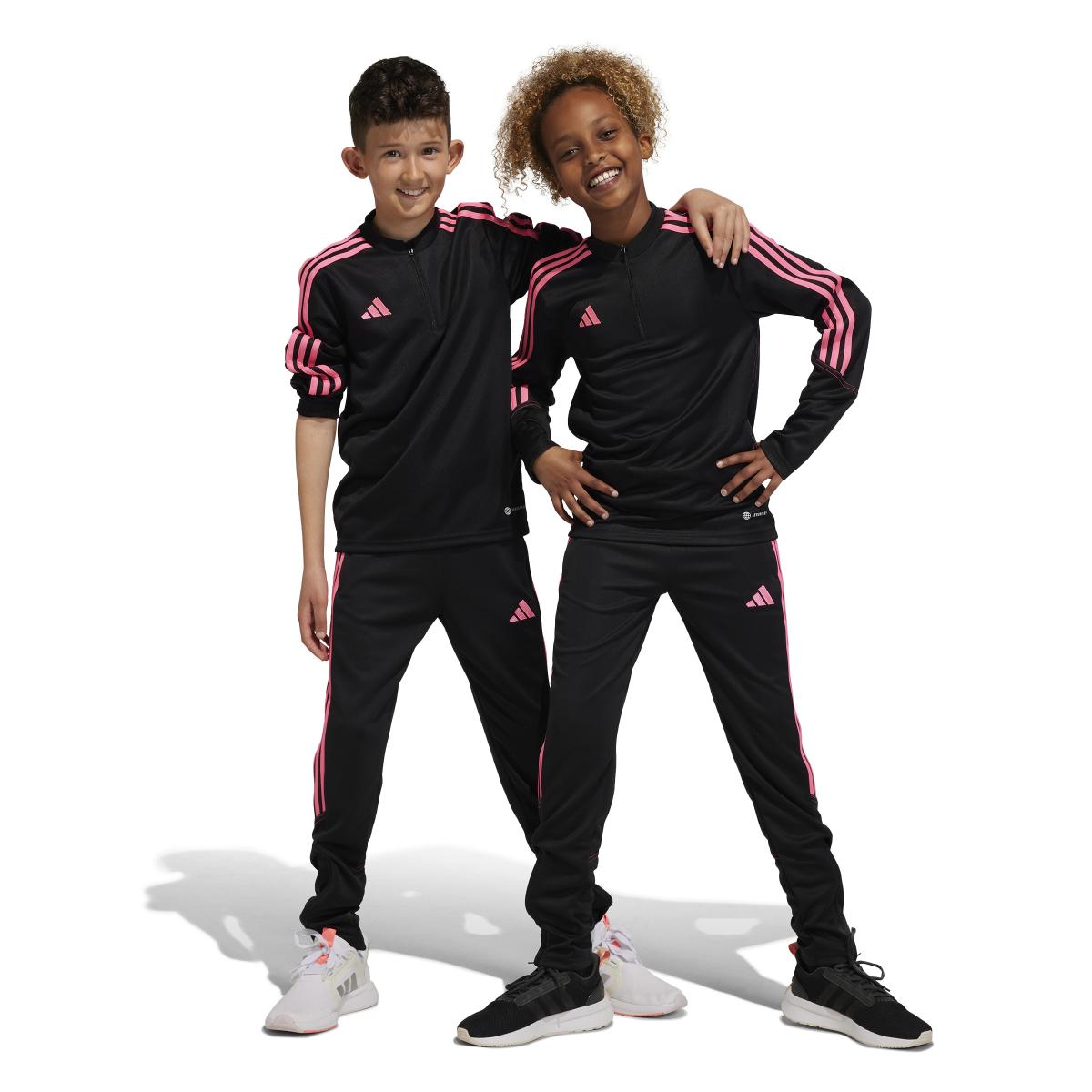 product/2/0/2025_09_adidas_il9558_8_apparel_on_model_standard_unisex_pair_shot_white.jpg