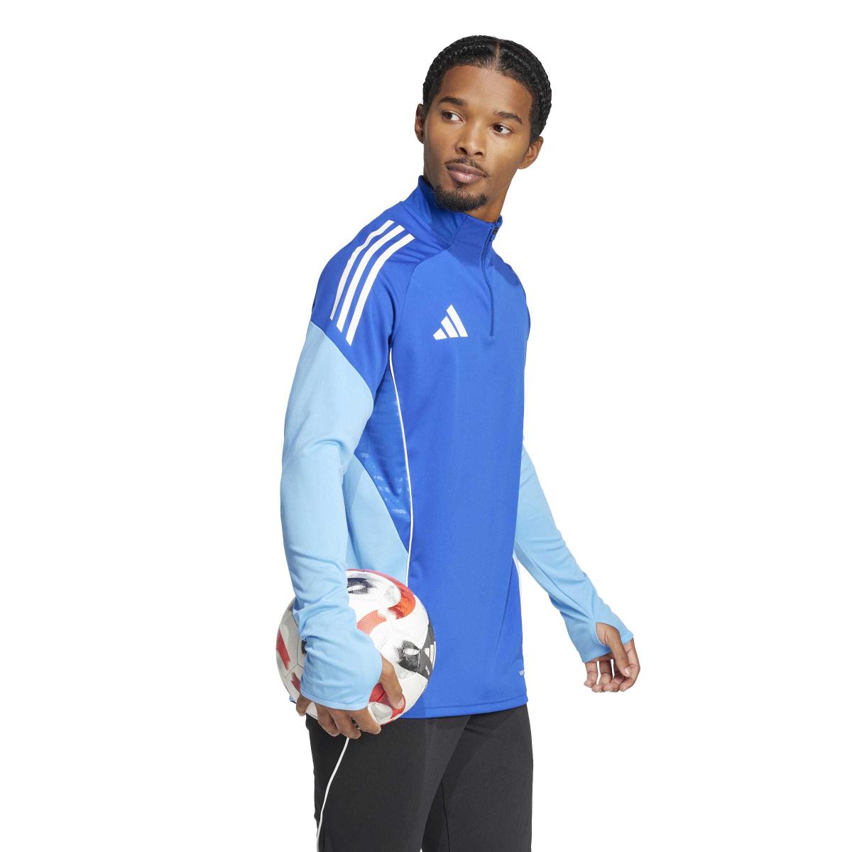 product/2/0/2025_09_adidas_ji8927_6_apparel_on_model_walking_view_white.jpg
