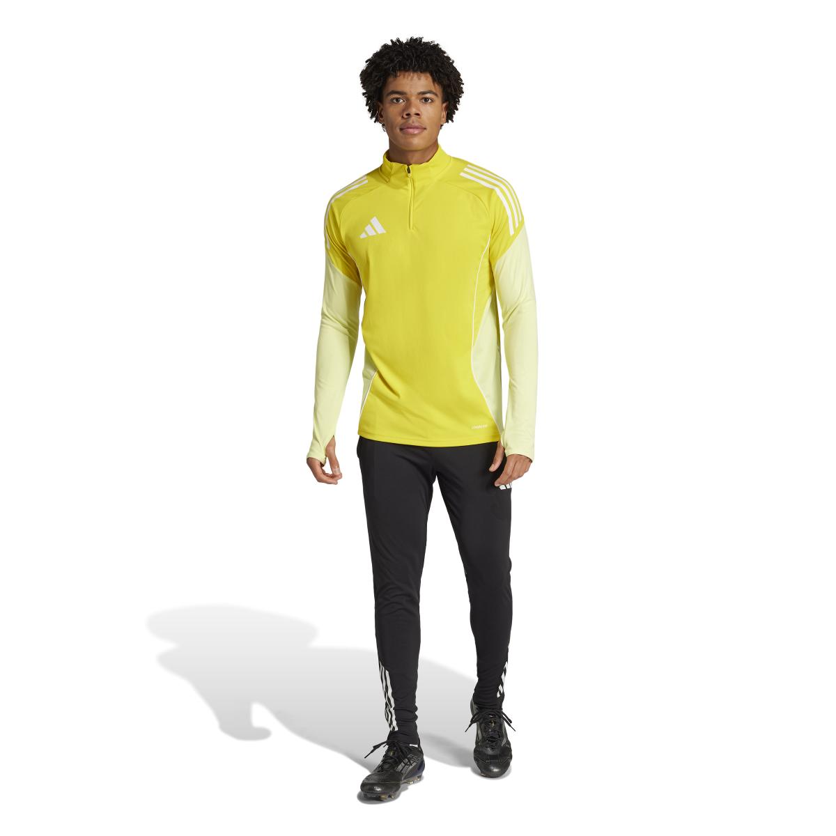product/2/0/2025_09_adidas_ji8956_7_apparel_on_model_standard_outfit_view_white.jpg