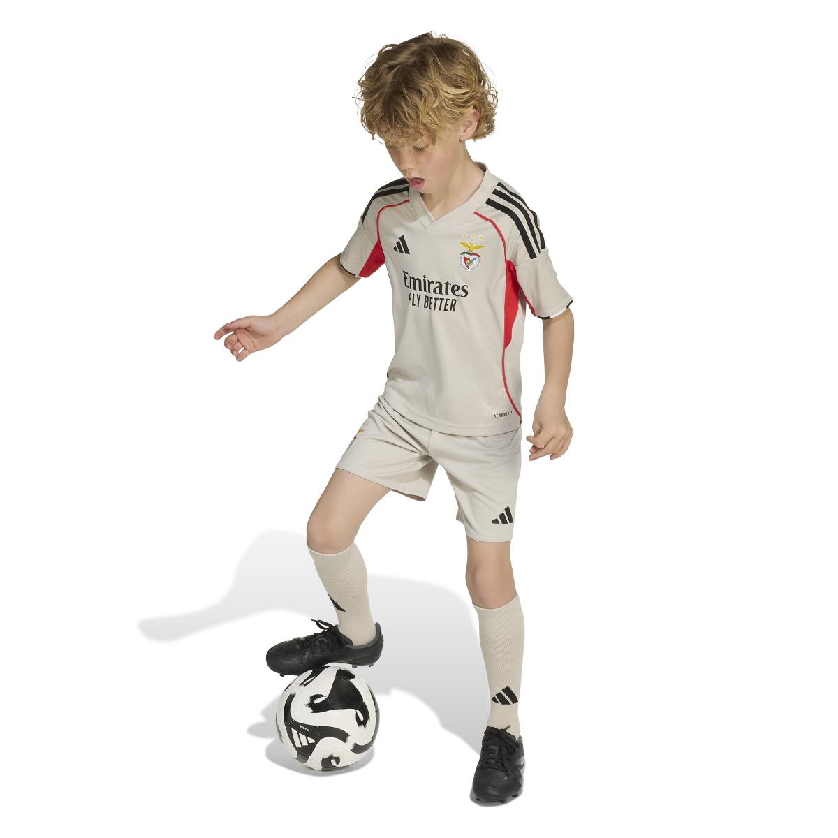product/2/0/2025_09_adidas_jn9946_8_apparel_on_model_walking_view_white.jpg