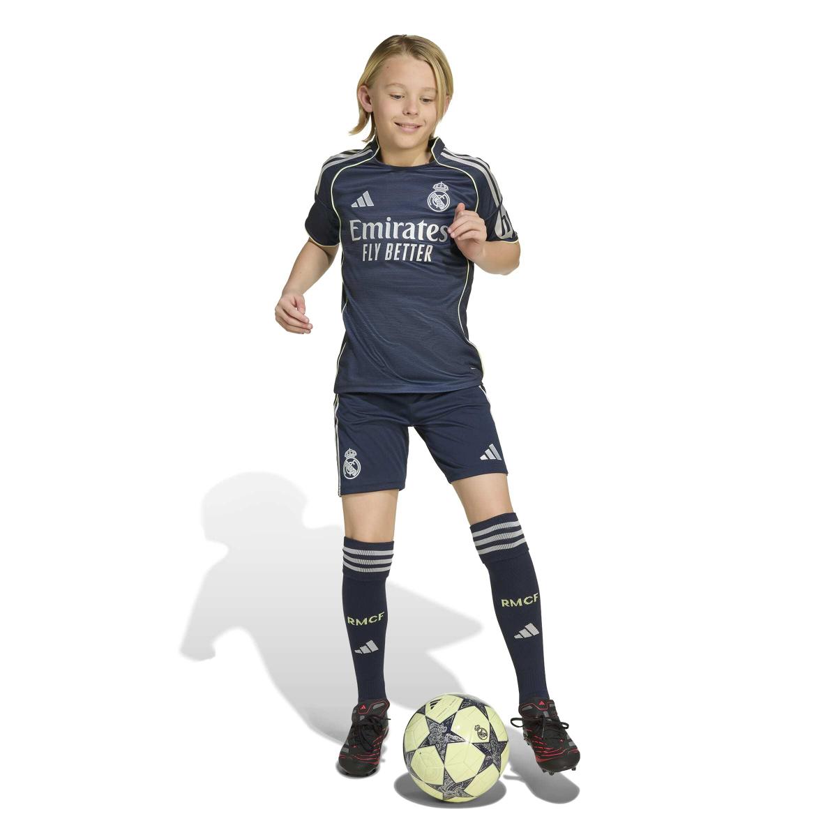 product/2/0/2025_adidas_jp3945_4_apparel_on_model_walking_view_white.jpg
