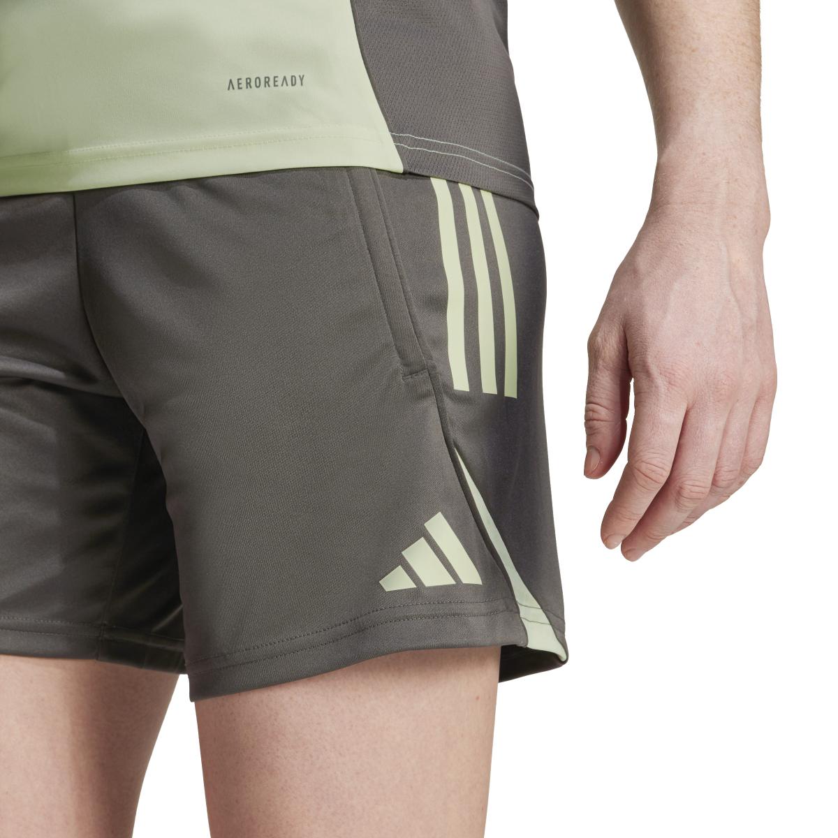 product/a/d/adidas_jp3993_utigre_7.jpg