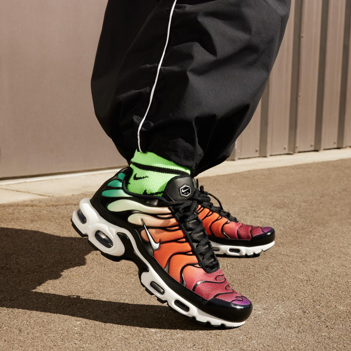 product/n/i/nike_dz3670-001-phsym001.jpg