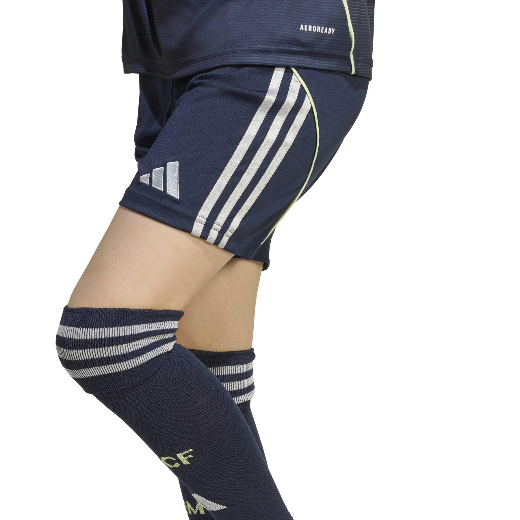 product/2/0/2025_adidas_jp3945_5_apparel_on_model_detail_view_1_white.jpg