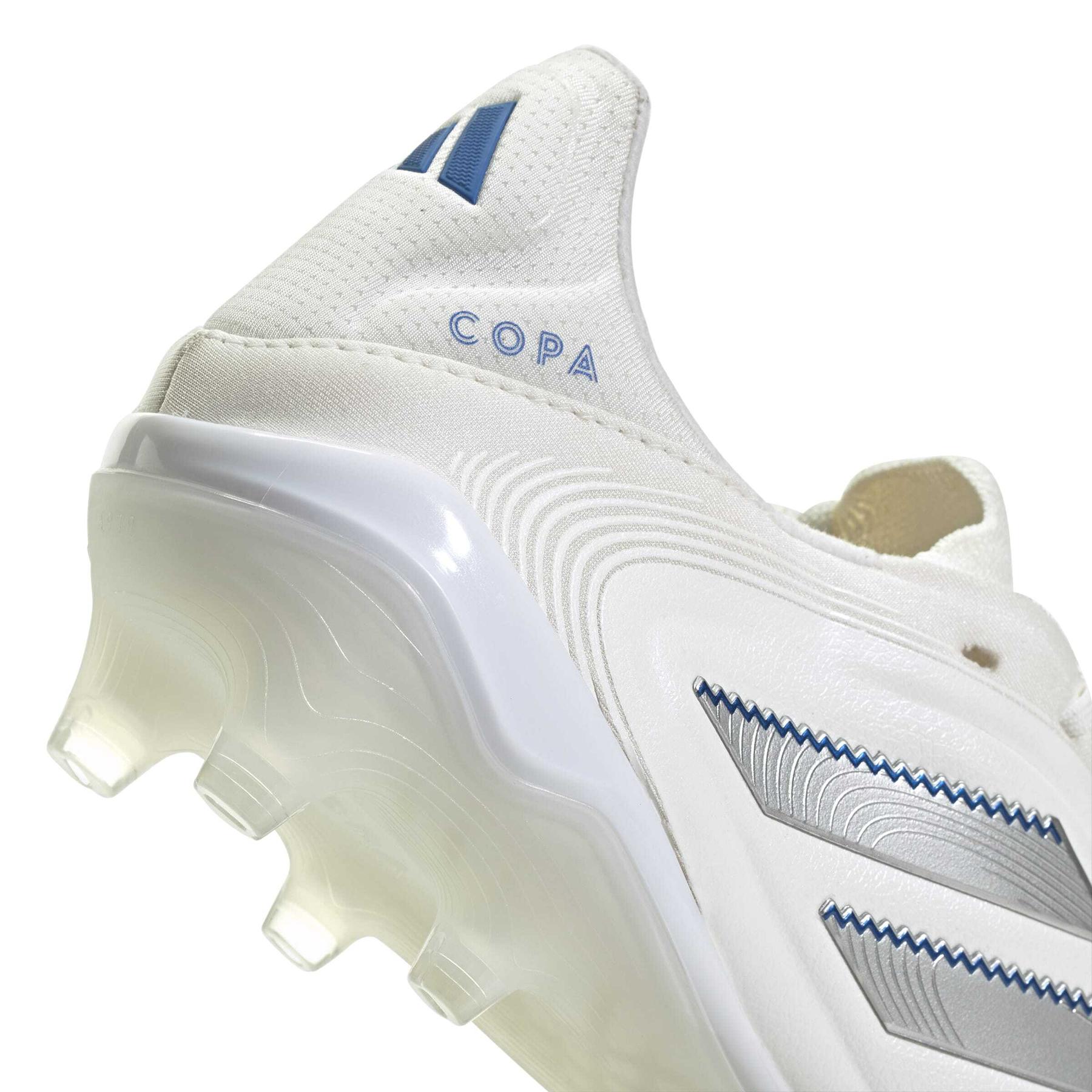 product/a/d/adidas_id9040_8_footwear_photography_detail_view_2_white-nw091625.jpg
