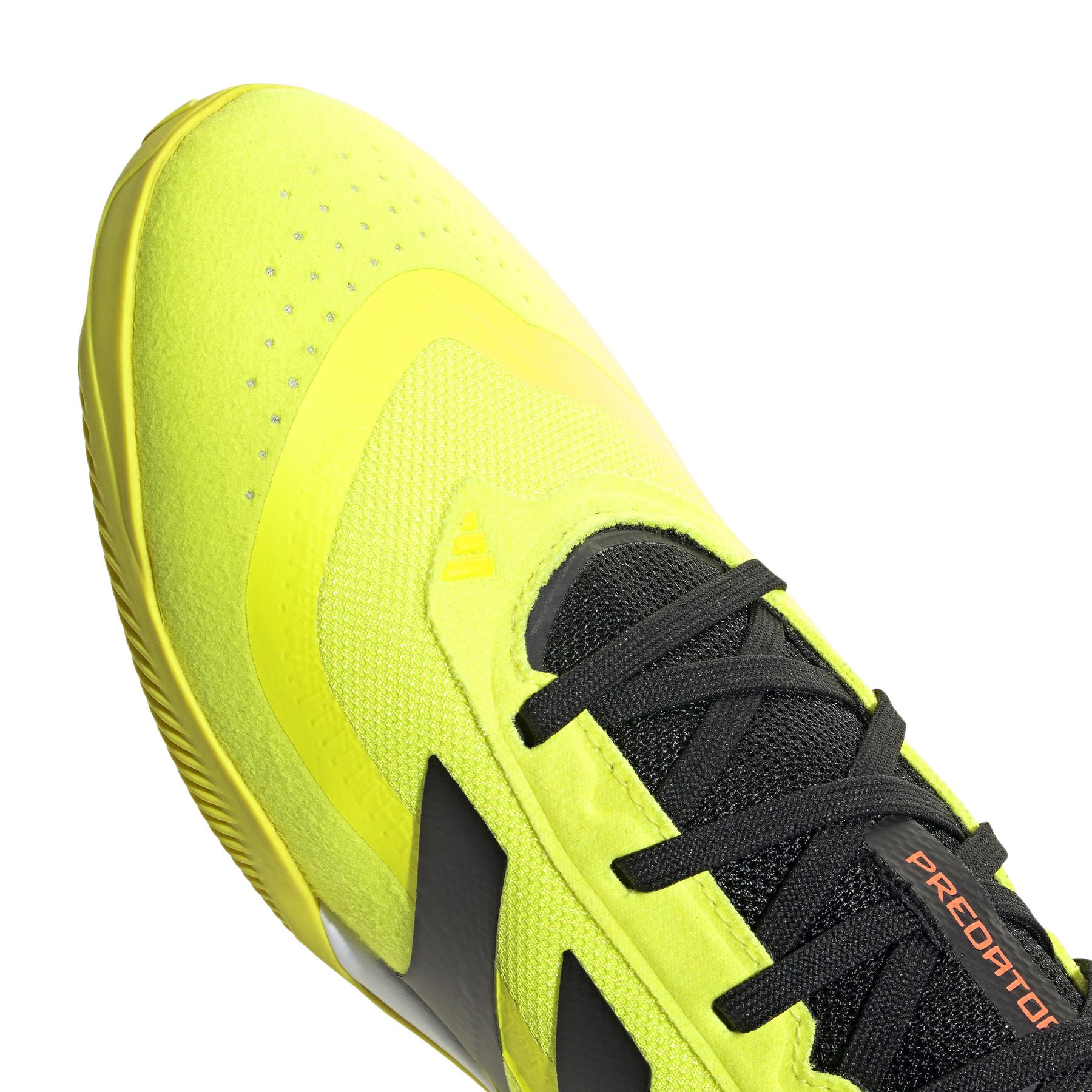 product/a/d/adidas_if5711_7_footwear_photography_detail_view_1_white-nw091625.jpg