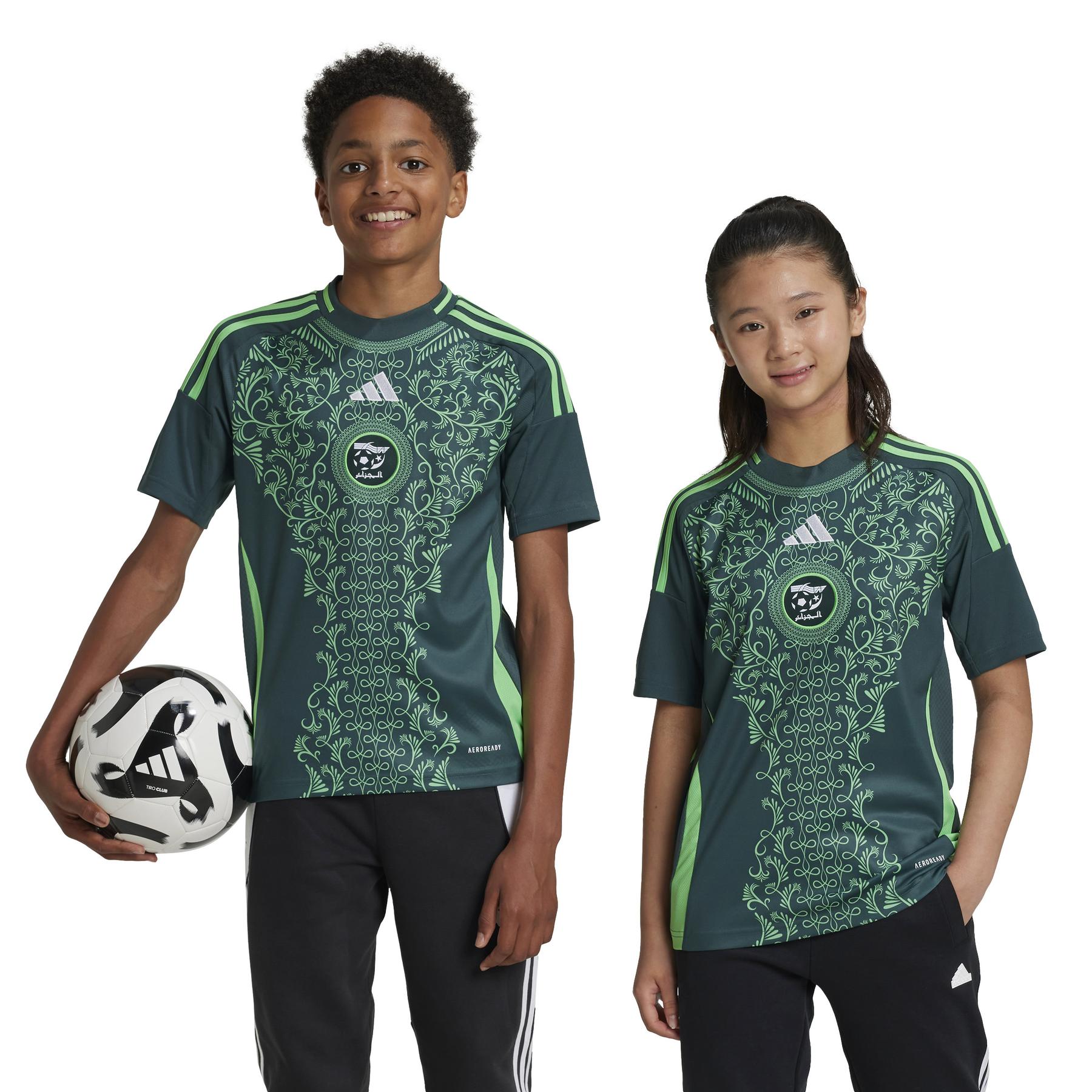 product/a/d/adidas_it2736_10_apparel_on_model_standard_unisex_pair_shot_white-nw100424.jpg