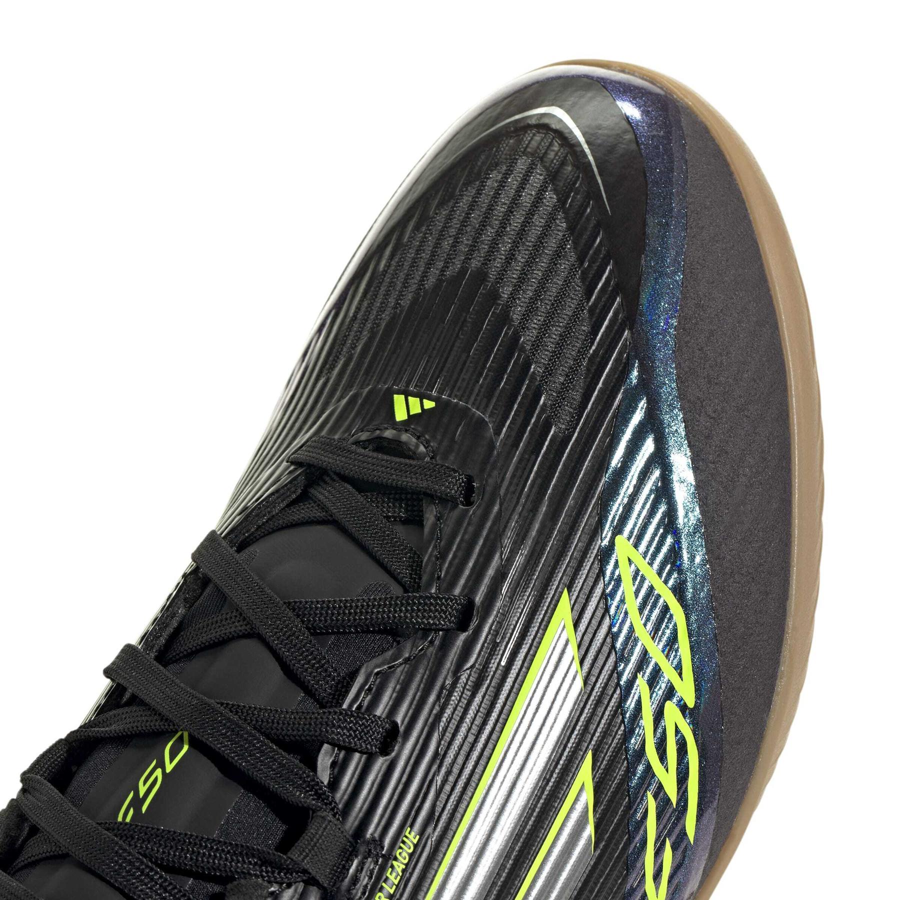 product/a/d/adidas_jh7720_7_footwear_photography_detail_view_1_white-nw091625.jpg