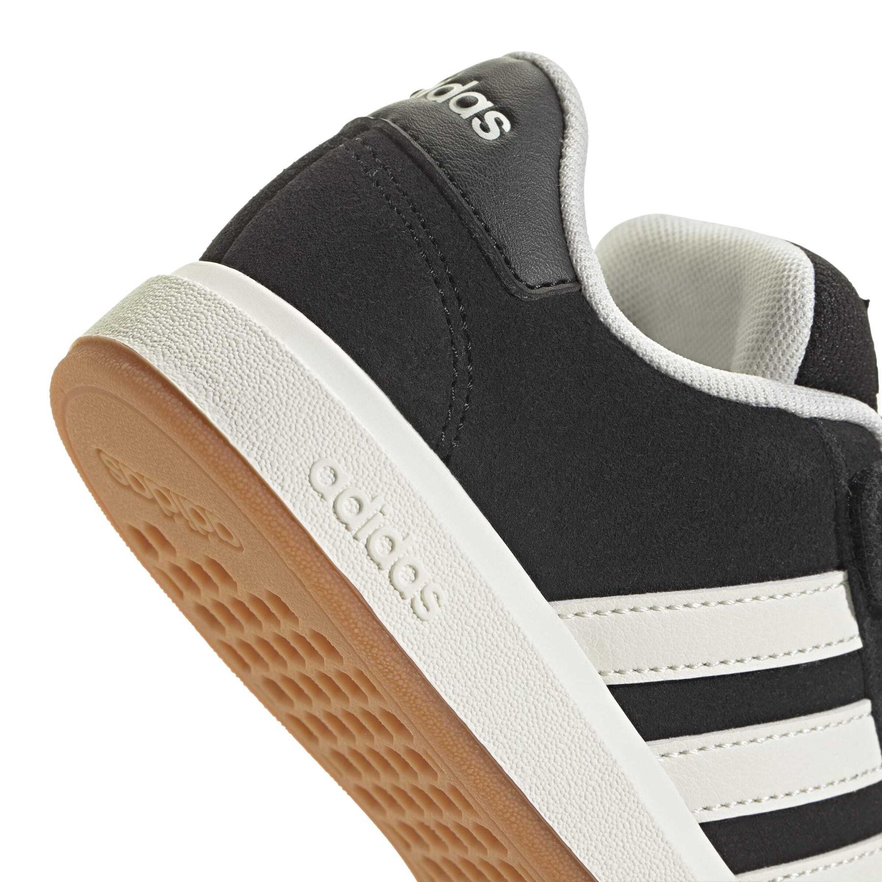 product/a/d/adidas_jp5896_9_footwear_photography_detail_view_2_white-nw091625.jpg