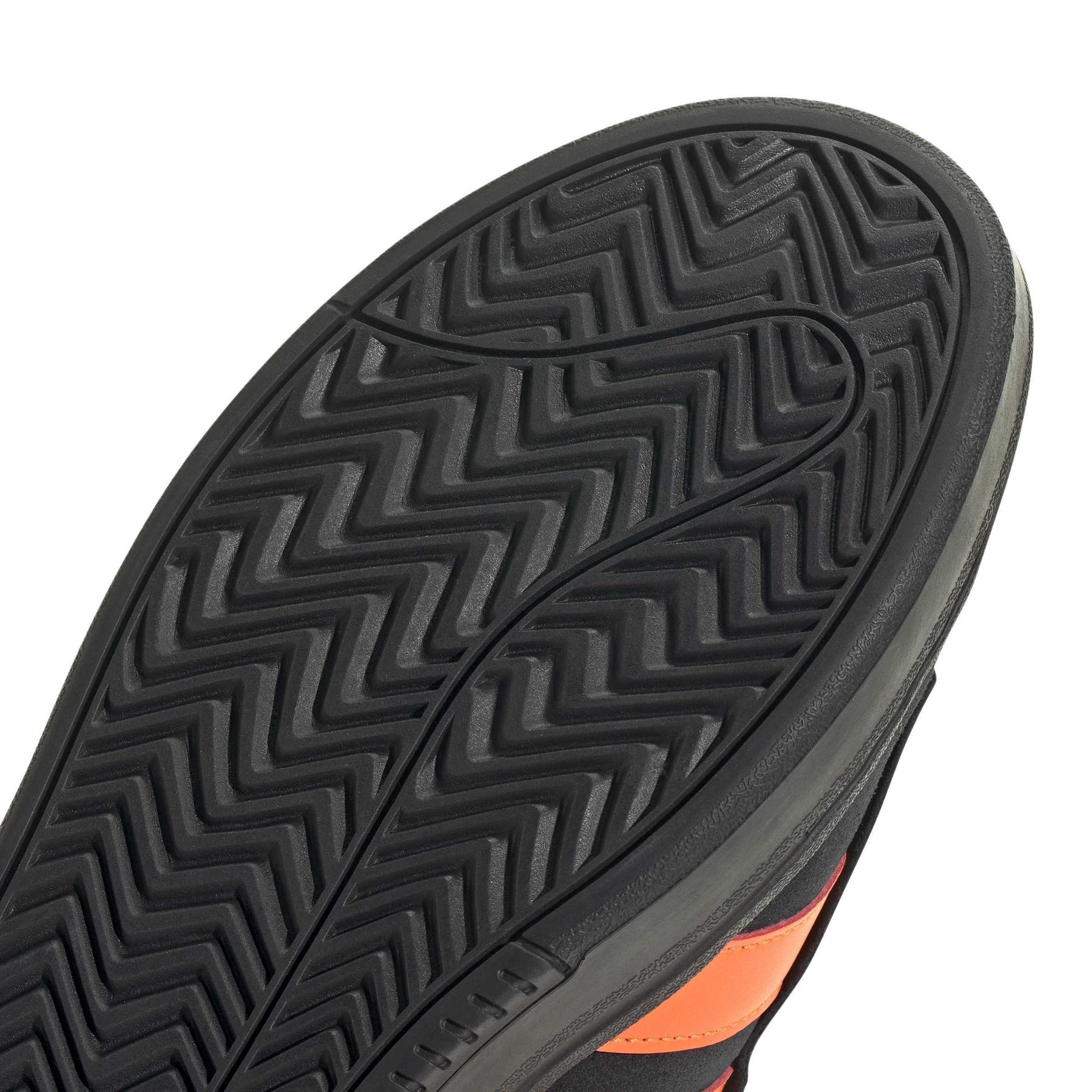 product/a/d/adidas_jp7532_9_footwear_photography_detail_view_2_white-nw091625.jpg