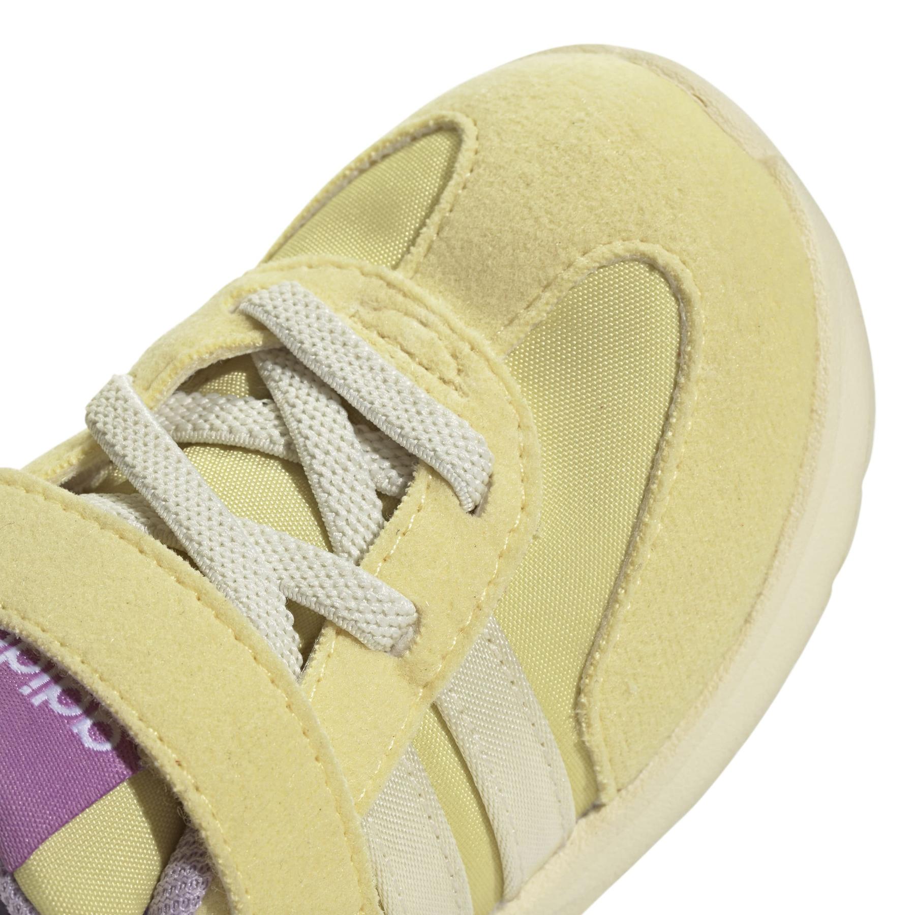 product/a/d/adidas_jr4928_9_footwear_photography_detail_view_2_white-nw091725.jpg