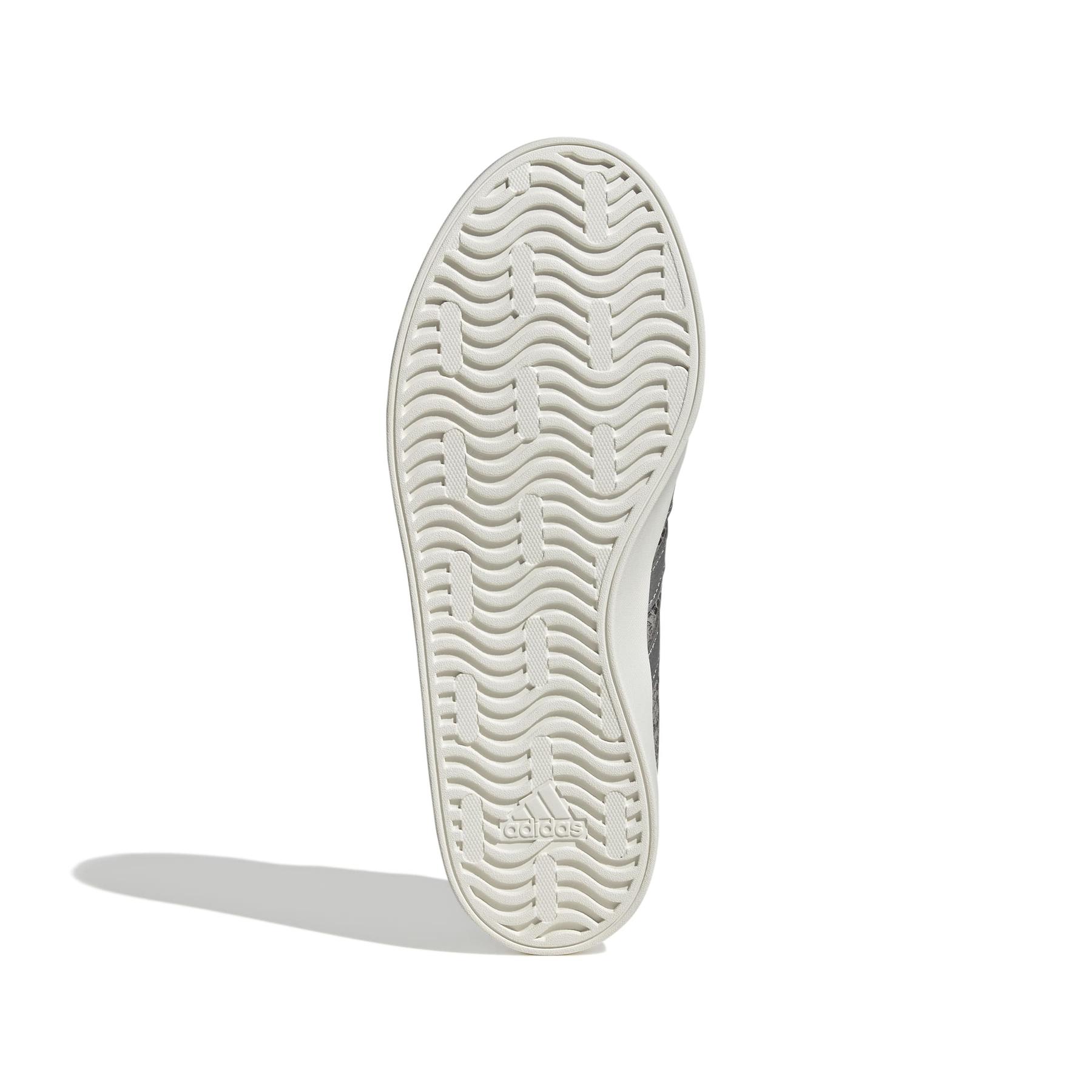 product/a/d/adidas_jr8669_4_footwear_photography_bottom_view_white-nw091725.jpg