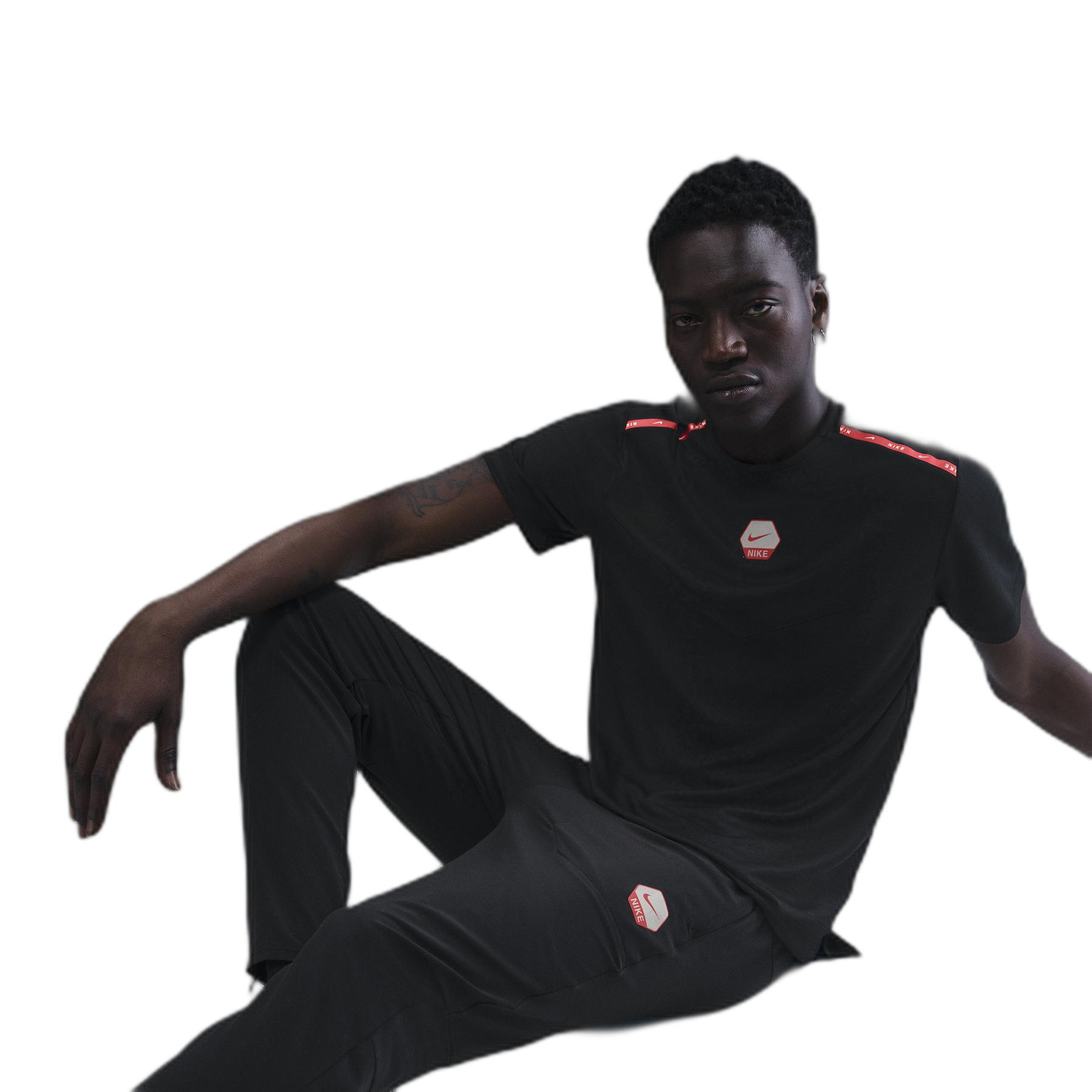 product/n/i/nike_ih4290-010_black-lt-crimson_2.jpg