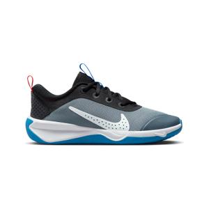 dm9027-006-chaussures-indoor-enfant-nike-omni-multi-court-gris-froid-bleu-photo-noir-rouge-fluo