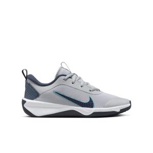 dm9027-010-chaussures-indoor-enfant-nike-omni-multi-court-wolf-grey-thunder-blue-bright-crimson