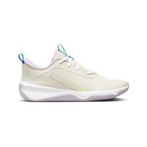dm9027-106-chaussures-indoor-enfant-nike-omni-multi-court-lt-orewood-brn-barely-volt-lilac-bloom