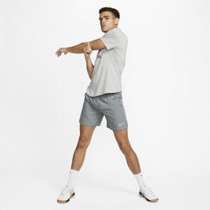 dv9344-084-short-nike-dri-fit-challenger-gris-fume-gris-fume-argent