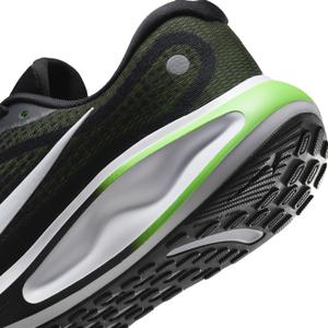 fn0228-007-chaussures-de-running-nike-journey-run-black-white-green-strike-green-shock